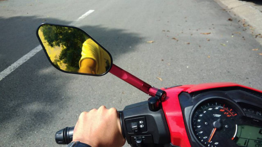 Người điều khiển xe không có gương, kính chiếu hậu đối với xe máy thì có thể bị xử phạt vi phạm hành chính bao nhiêu tiền? (Ảnh minh họa)