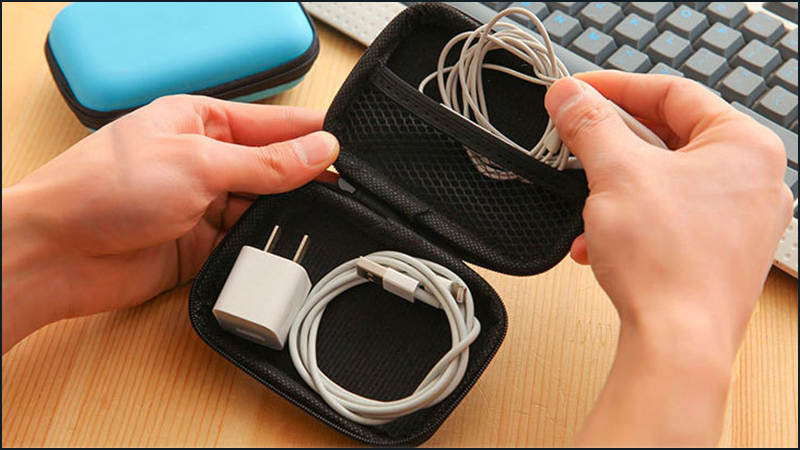 Để bảo quản cáp sạc sao cho phần dây không bị rối vào nhau, bạn có thể cất giữ chúng vào những túi nhỏ riêng biệt