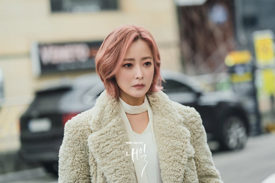 “Đệ nhất mỹ nhân xứ Hàn” Kim Hee Sun gây bất ngờ khi xuất hiện với ngoại hình chất chơi và trẻ trung trong dự án phim Tomorrow. Cô từ bỏ mái tóc đen dài quen thuộc để lựa chọn kiểu tóc tỉa layer nhuộm hồng khói cá tính được tạo hiệu ứng xoăn phồng nhẹ.    