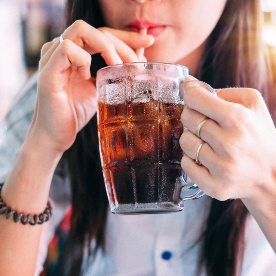Soda chứa nhiều đường và calo rỗng, có thể dẫn đến tăng cân, nhưng đường trong soda cũng có thể có tác động tiêu cực đến làn da của bạn.