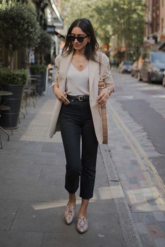 Chưa kể blazer cũng phù hợp với hầu hết các kiểu dáng quần jeans nên các cô gái có thể thoải mái biến tấu để có diện mạo ưng ý nhất.
