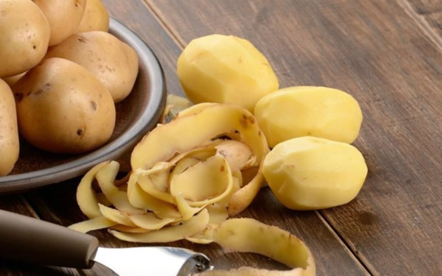 Trong vỏ khoai tây chứa nhiều tinh bột, kali và các chất dinh dưỡng khác, làm cho vỏ khoai tây trở thành một loại phân bón hữu cơ tốt cho cây trồng.