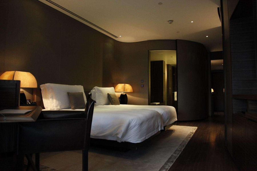 Việc bật đèn nhà vệ sinh khi ngủ ở khách sạn có nhiều lợi ích