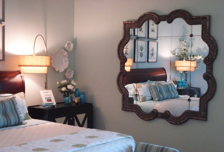 Gương soi là một vật dụng phổ biến trong mỗi gia đình. Tuy nhiên, không phải mọi nơi đều thích hợp để đặt gương, đặc biệt là trong phòng ngủ.

