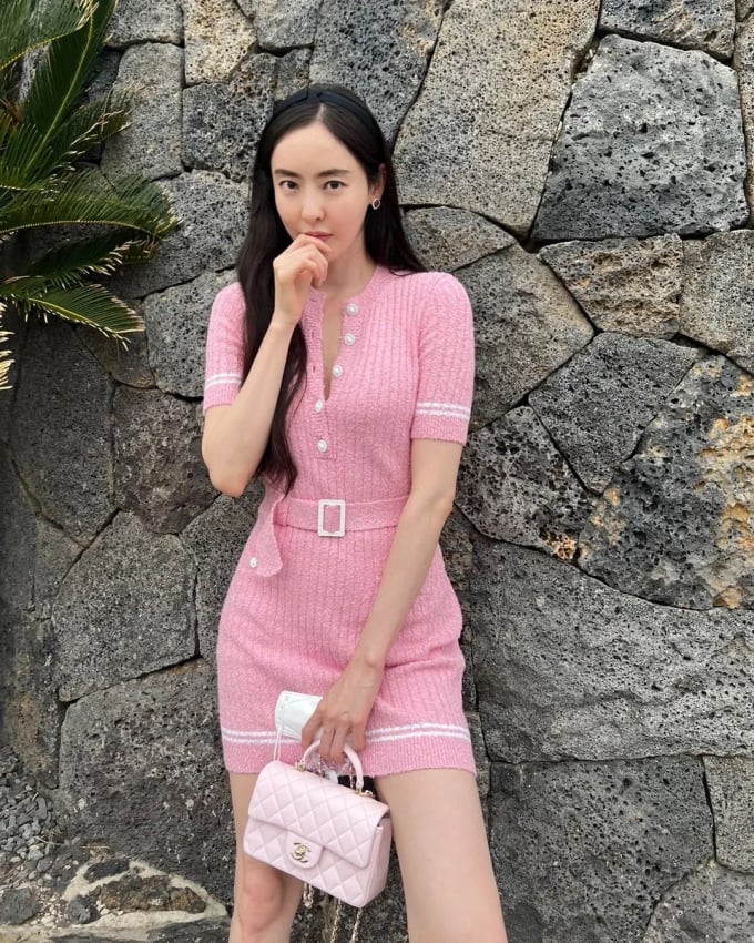 Mẫu váy tông màu hồng pastel của Lee Da Hee trẻ trung. Cô nàng còn tăng thêm sự nổi bật cho tổng thể trang phục bằng cách tô điểm băng đô đơn giản cho mái tóc. 

