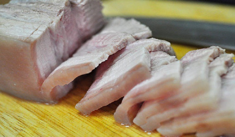 Một trong những bí quyết để luộc thịt lợn ngon là thực hiện quy trình luộc hai lần