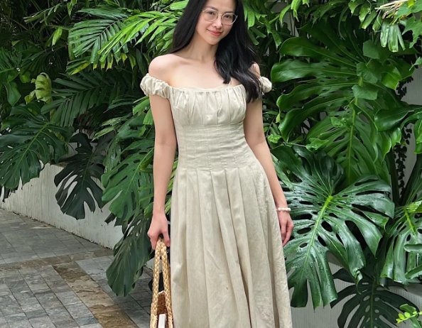 Hoa hậu Phương Khánh chọn váy trễ vai ngọt ngào. Cô có diện mạo trẻ trung, năng động. Đây là công thức đáng tham khảo cho những buổi đi du lịch mùa hè.  

