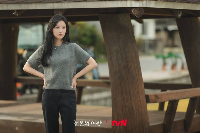  Kim Ji Won diện mẫu áo này theo cách tối giản, đó là chọn phiên bản màu xám rồi kết hợp với quần jeans đen. Thiết kế áo lửng giúp người mặc không cần sơ vin mà vẫn tôn dáng cao ráo.


