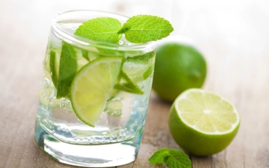 Uống nước chanh mang lại nhiều lợi ích về sức khỏe và sắc đẹp cho bạn