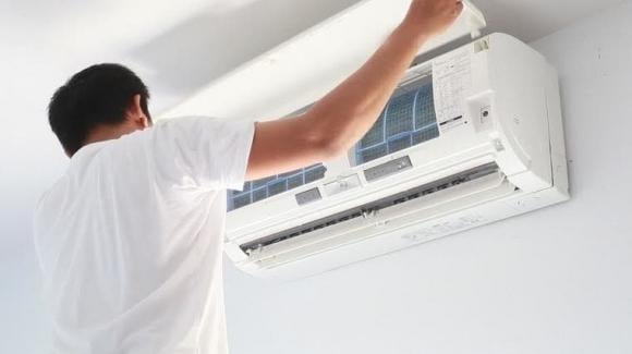 Nhiều người thường tắt máy điều hòa khi cảm thấy đã đủ mát và bật lại khi phòng trở nên nóng lên, với mong muốn tiết kiệm điện. 