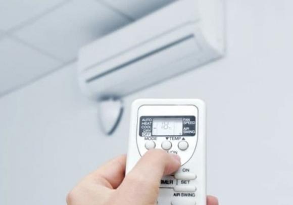 Do đó, để đảm bảo hiệu suất làm mát, người dùng cần thường xuyên vệ sinh cả cục nóng và dàn lạnh của máy điều hòa.    