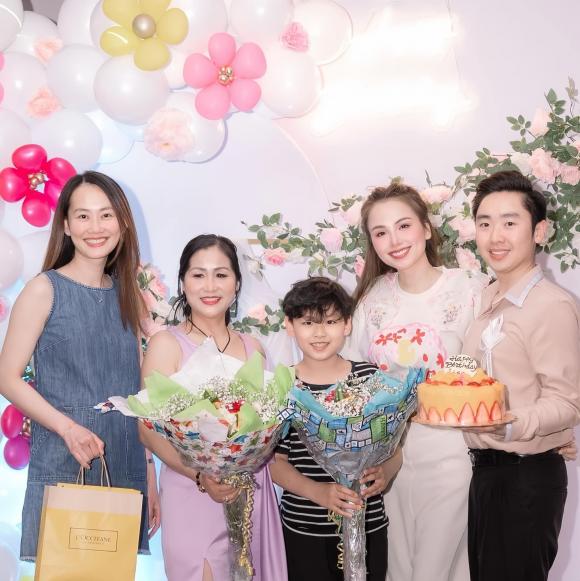 Mới đây, trên trang cá nhân của mình, hoa hậu Diễm Hương đã đăng tải dòng trạng thái chúc mừng sinh nhật mẹ chồng của mình. Cô viết: 