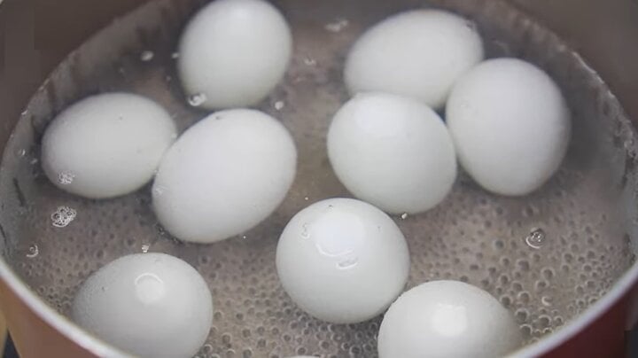 Khi cầm trứng, nếu cảm nhận được phần vỏ hơi thô ráp và có một ít cám màu trắng, đó là trứng ngon. 