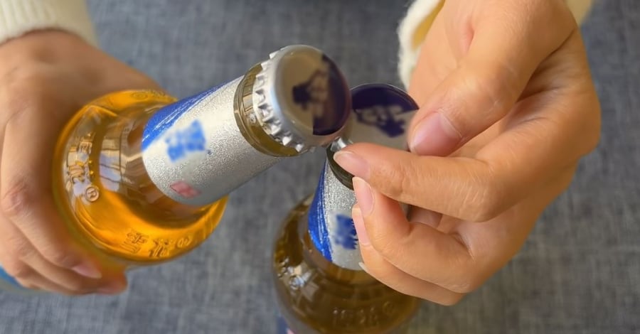 Bạn có thể tận dụng chính chai bia để mở nắp chai bia.