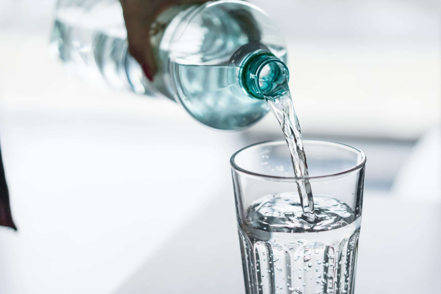 Uống nhiều nước lọc cũng giúp cho bạn nhanh thải nồng độ cồn ra ngoài và về 0