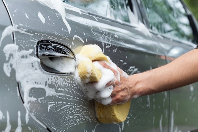 i các loại nước rửa ô tô chuyên dụng, khách hàng có thể tự thực hiện công việc vệ sinh ngay tại nhà. 