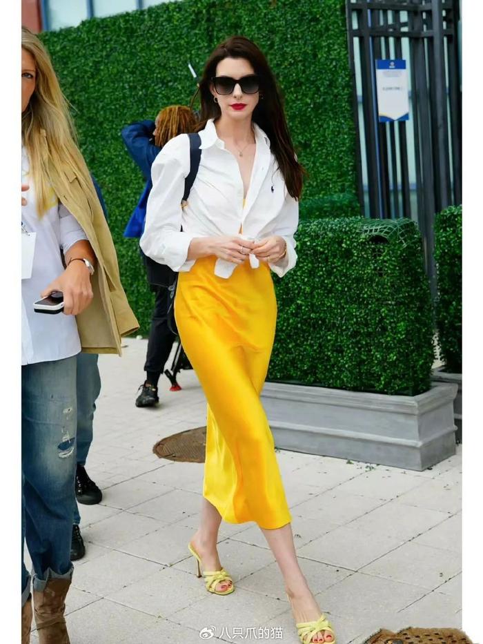 Có thể mix chiếc váy satin màu vàng cao cấp tựa như nữ diễn viên Anna Hathaway.