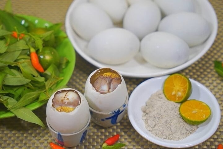  Trứng vịt lộn luộc bằng nước dừa sẽ có vị ngọt tự nhiên và thơm hơn.