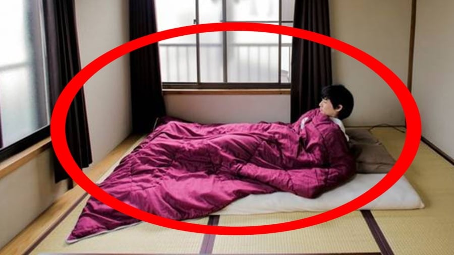 Với diện tích nhỏ hẹp của các phòng ở Nhật, việc sử dụng chiếu tatami để ngủ là một cách tối ưu hóa không gian sống và tiết kiệm diện tích.
