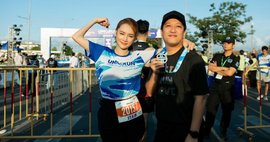 Nhã Phương đã quyết định tặng sinh nhật chồng huy chương chứng nhận hoàn thành cự ly chạy bộ. Cụ thể cô cho biết: 