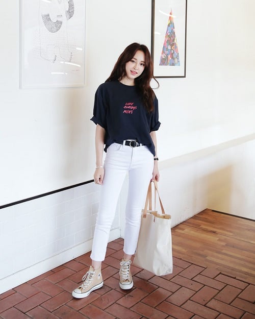 Quần jeans trắng là món thời trang dễ phối đồ, có thể kết hợp quần jeans trắng với áo màu trung tính để có được bộ trang phục thanh lịch, trang nhã.