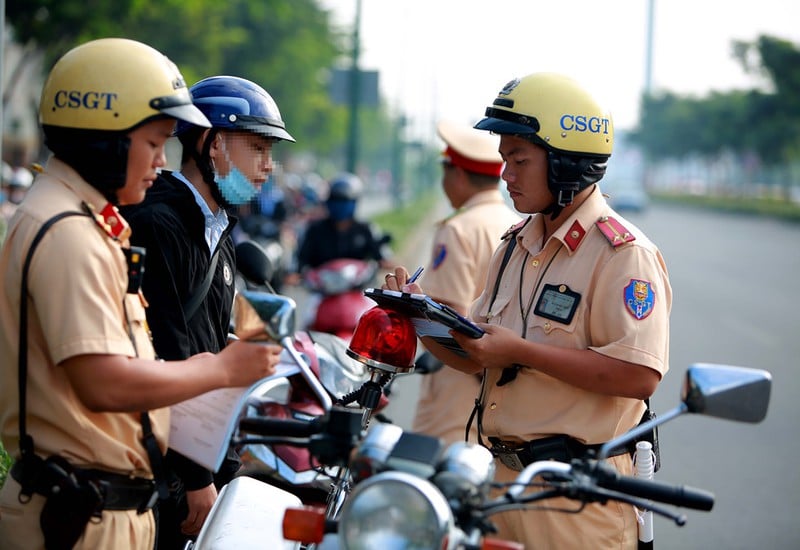 Người dân không tham gia giao thông, ngồi uống cà phê: CSGT có quyền kiểm tra giấy tờ xe hay không?