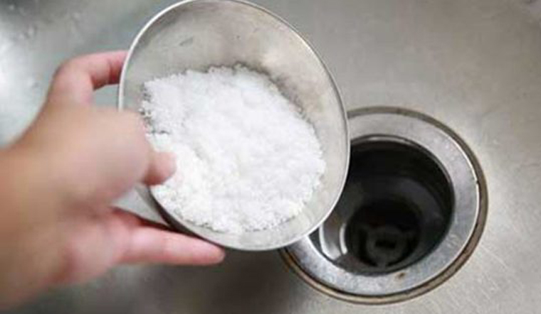 Muối có công dụng hòa tan các thứ trong cống bị tắc, đặc biệt là dầu mỡ. 