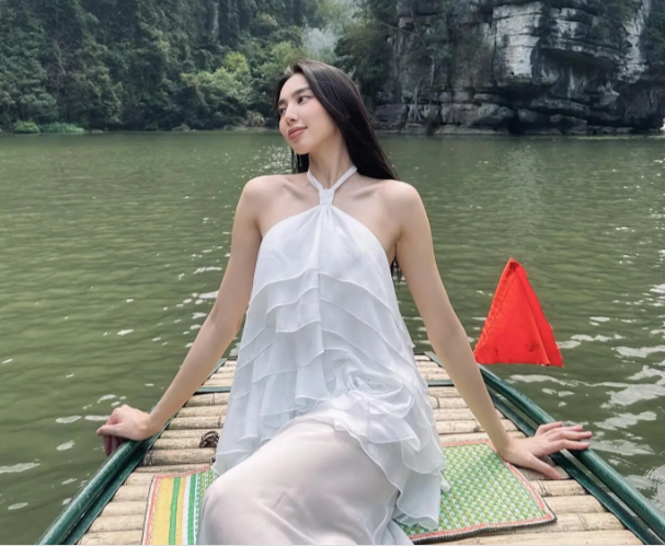 Hoa hậu Thùy Tiên chọn váy trắng cổ yếm, thiết kế xếp tầng. Vì mẫu váy đã nổi bật nên Thùy Tiên bỏ qua phụ kiện để đảm bảo sự tinh tế, hài hòa.
