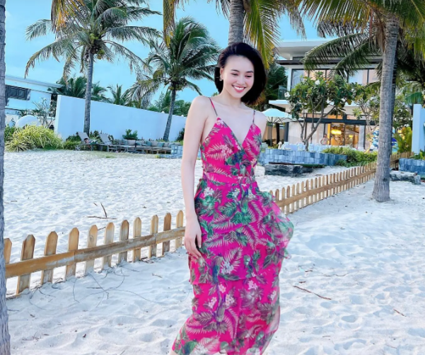 Ninh Dương Lan Ngọc có vẻ ngoài tươi tắn, rạng rỡ khi diện set váy họa tiết nhiệt đới, mang tông màu hồng làm chủ đạo.    