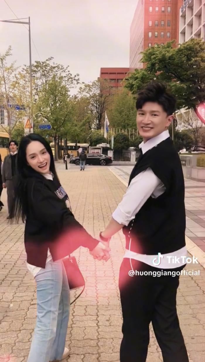 Hương Giang đang có mặt tại Hàn quốc. Cô đã đăng tải đoạn video nắm tay một người đàn ông giấu mặt và cùng nhau đi dạo phố. Cô nàng hào hứng nói thêm: 