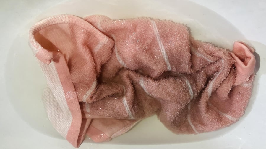 Sau một thời gian sử dụng, bạn cần làm sạch khăn để loại bỏ vi khuẩn và các cặn bẩn bám trên khăn.