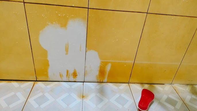 Gạch ốp trong nhà vệ sinh rất dễ bị ố vàng