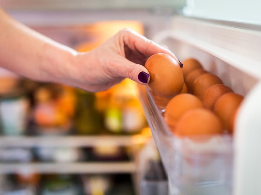 Tủ lạnh là nơi bảo quản trứng được nhiều người tin dùng và phổ biến nhất vì tính tiện lợi và nhanh gọn của chúng.