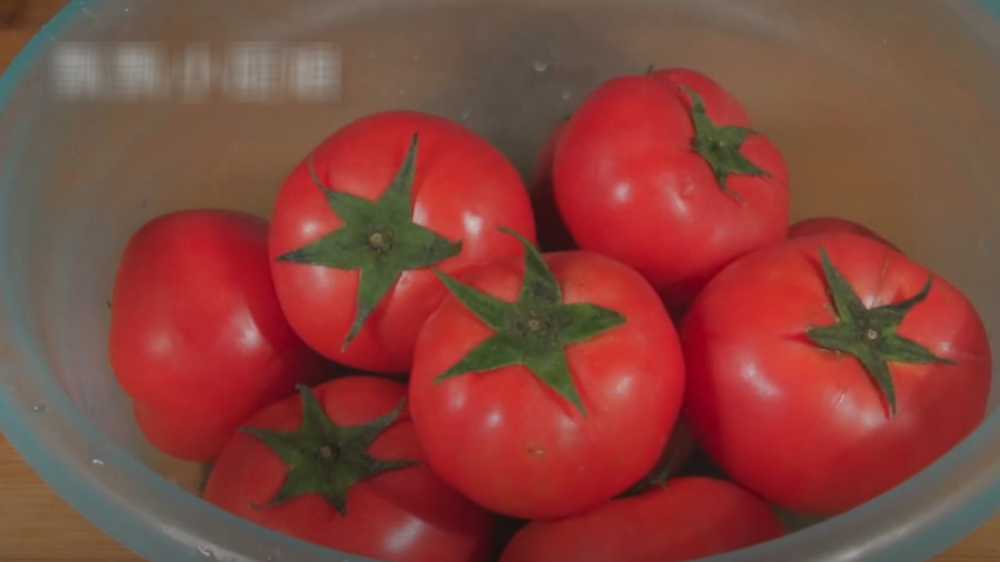 Chọn những quả cà chua tươi ngon, mới thu hoạch thì hương vị sẽ thơm ngon và cũng bảo quản được lâu hơn.