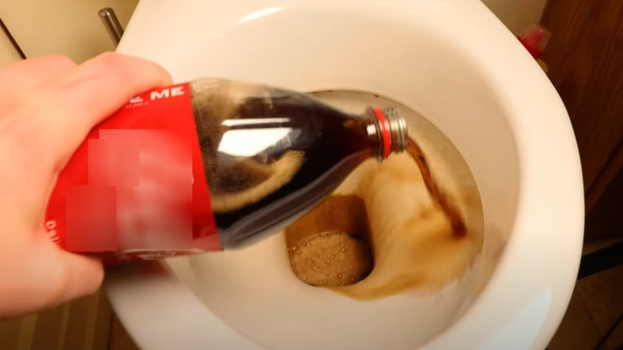 Coca có thể làm mềm các cặn bẩn, giúp làm sạch bồn cầu.