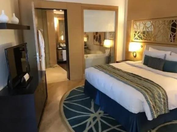  Bạn có thể đã chú ý đến một chi tiết nhỏ trên giường tại nhiều khách sạn: một mảnh vải màu sắc tươi sáng và thiết kế đẹp mắt, thường được gọi là 