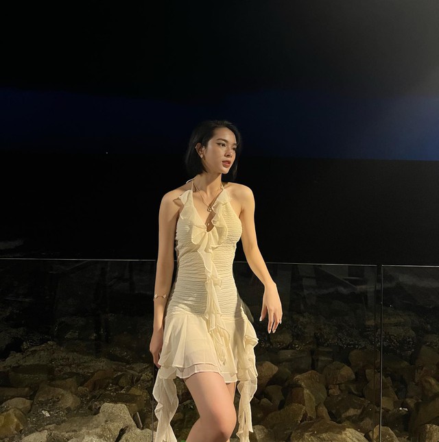 Set váy bèo nhún của Quỳnh Lương phù hợp với những chuyến đi biển. Thiết kế ôm nhẹ của mẫu váy sẽ giúp tôn lên vóc dáng thon gọn của người mặc. Các nàng có thể chọn giày quai mảnh, giày mule hoặc giày cao gót mũi nhọn.

