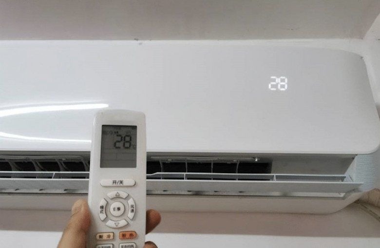 Các kỹ thuật viên bảo trì điều hòa gợi ý rằng, việc điều chỉnh nhiệt độ điều hòa xuống mức 28°C vào ban đêm có thể đảm bảo sự thoải mái cho con người, tránh tình trạng quá lạnh hoặc quá nóng. 