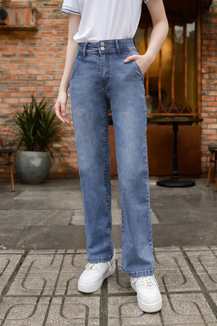 Quần jeans ống đứng nổi bật với kiểu dáng ôm vừa phải, tạo cảm giác thoải mái mà vẫn giấu đi những phần cơ thể không hoàn hảo
