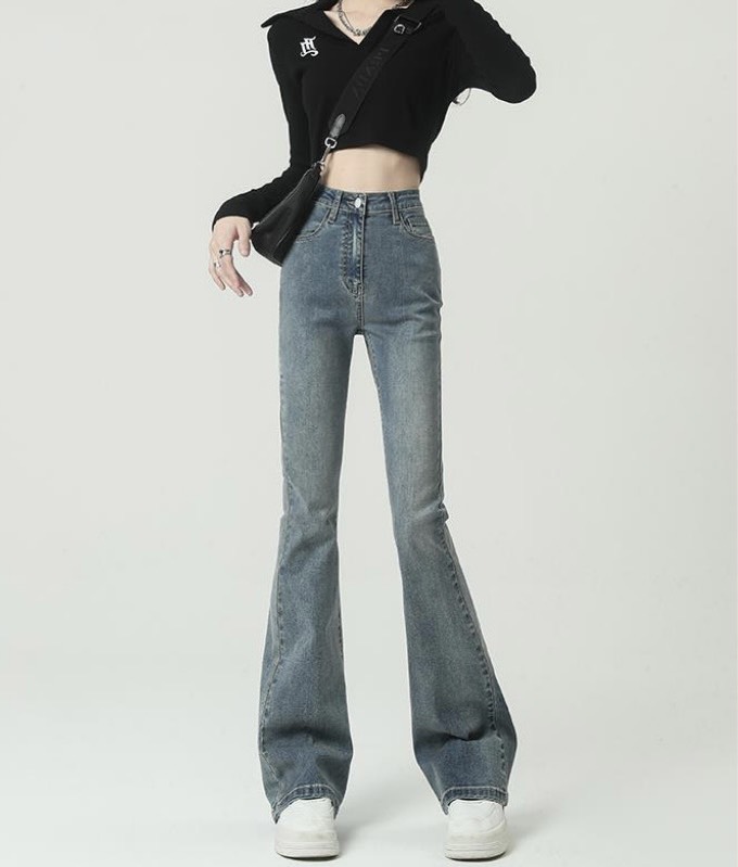 Quần jeans ống loe đã trở thành một xu hướng thời trang nổi bật kể từ mùa đông năm trước và tiếp tục giữ vững phong độ cho tới hiện tại