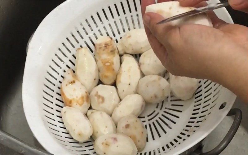 Peeled taro root