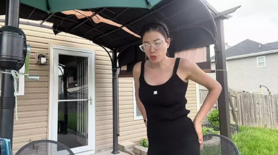 Mới đây, cựu người mẫu Trang Trần đã livestream lại cảnh cô chiên cá khô tại Mỹ để ăn vì quá thèm.  Cô nói: 