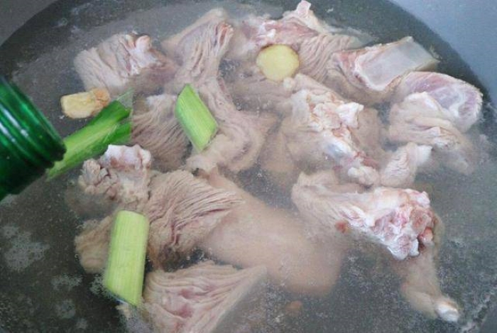 Blanching pork ribs