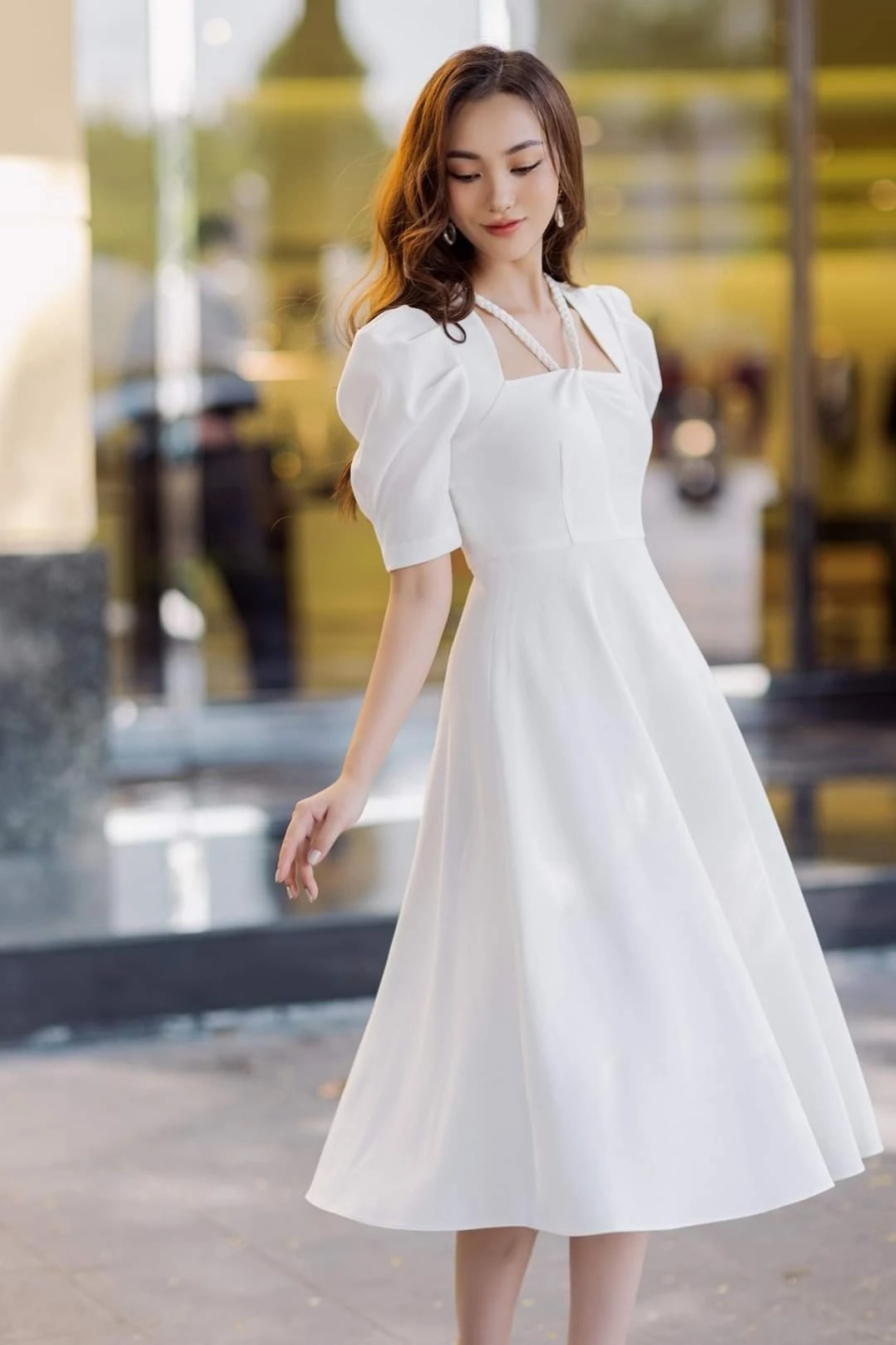 Chiếc váy trắng là lựa chọn thời trang không bao giờ lỗi mốt và phù hợp cho mọi lứa tuổi