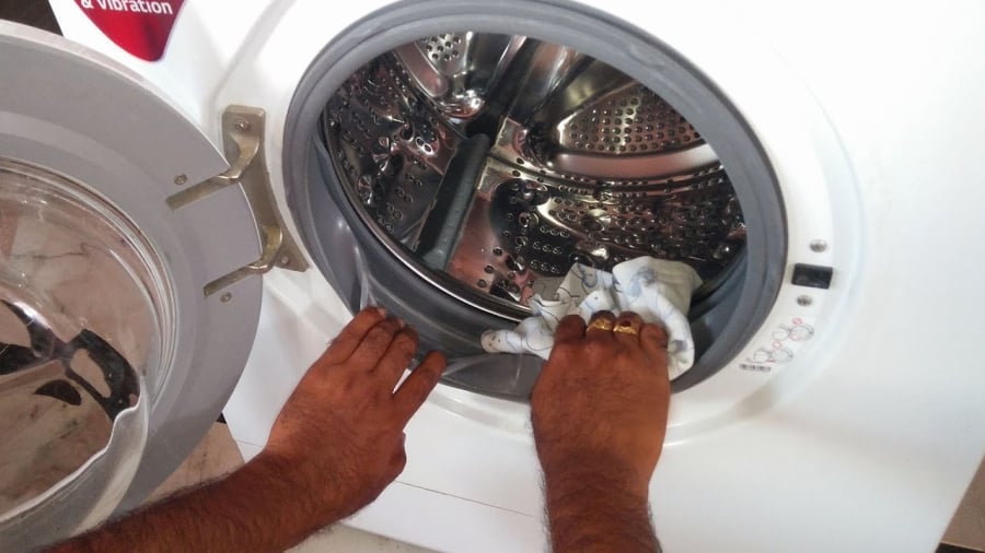 Nên vệ sinh máy giặt thường xuyên để thiết bị này luôn sạch sẽ.