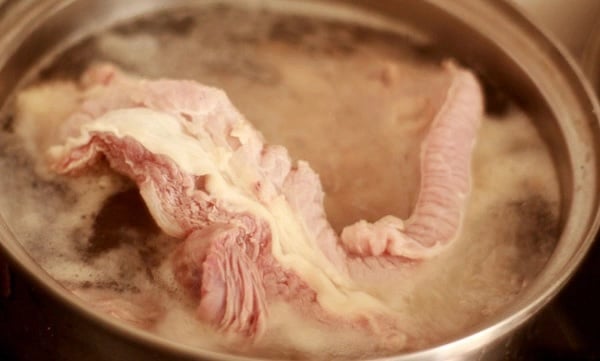 Protein trong thịt lợn gồm thịt và mỡ sẽ vón cục và co lại khi tiếp xúc nhanh với nước sôi, khiến cho việc loại bỏ chất độc hại trở nên khó khăn hơn