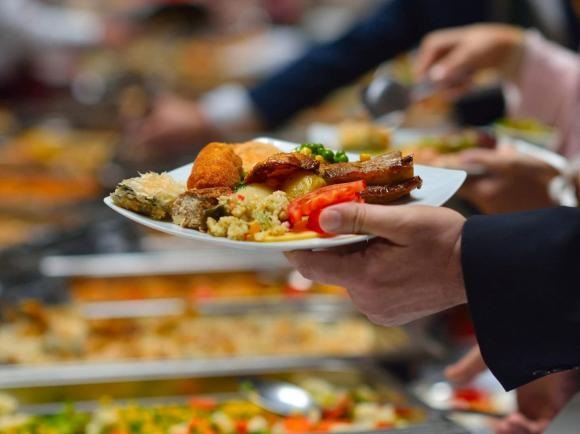 Một nguyên nhân khác khiến nhân viên nhà hàng liên tục dọn đĩa có thể là để ngăn chặn một số khách hàng lấy thừa thức ăn và gây lãng phí bằng cách cố tình chất thức ăn không thể ăn được lên đĩa. 