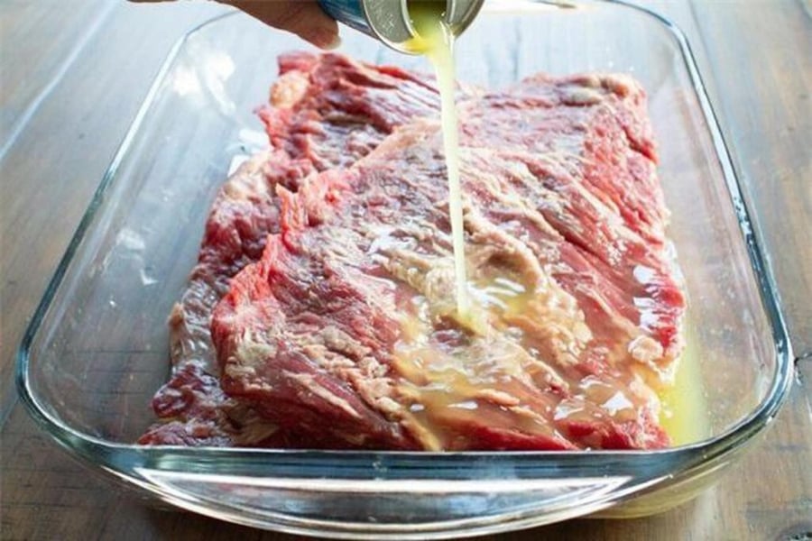 Thịt bò ướp nước dứa đem nướng sẽ cho món ăn hấp dẫn