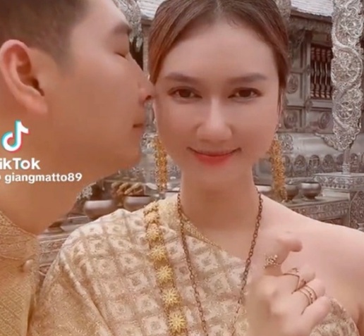 Hương Giang lần đầu hé lộ gương mặt của bạn trai. Trong đoạn video cùng đi du lịch ở Thái Lan, bạn trai còn tình cảm thơm má cô. Kèm theo đó, nữ diễn viên sinh năm 1989 viết dòng chú thích: 