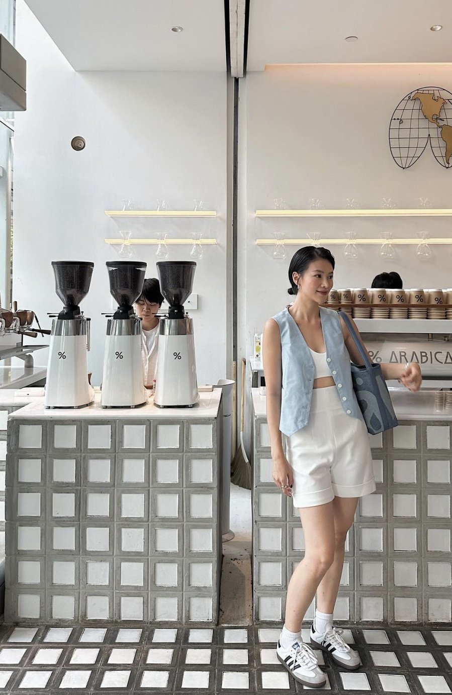 Còn hoa hậu Trái Đất 2018 - Phương Khánh lại chọn diện chiếc gile denim ton sur ton cùng túi tote để tạo nên set đồ mát mẻ mùa hè cho chuyến du lịch của mình.